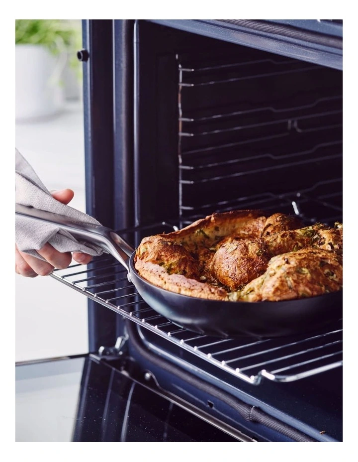 Omega Frypan 28cm in Black image 4