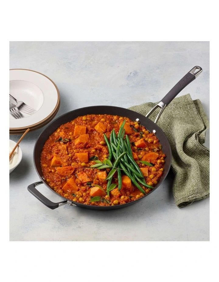 Endurance+ Skillet Fry Pan 34cm in Black image 2