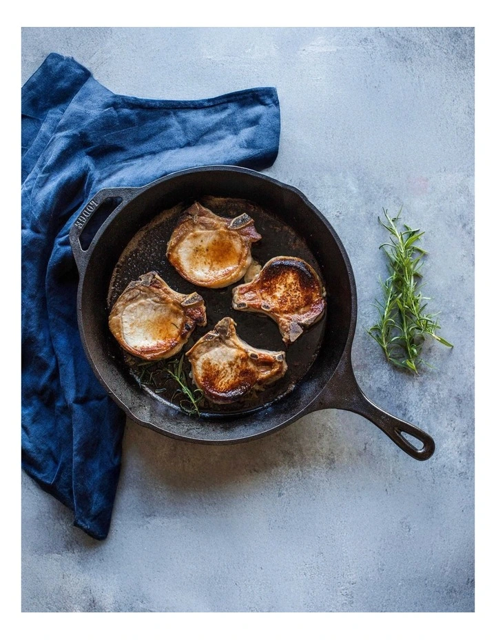 Cast Iron Skillet With Helper Handle 30cm in Black image 5