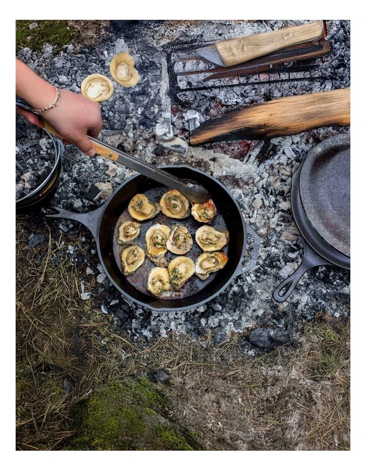 Cast Iron Skillet With Helper Handle 33cm in Black image 4