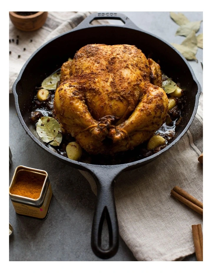 Cast Iron Skillet With Helper Handle 33cm in Black image 5