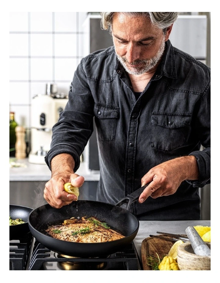 Classic Forged Aluminium Open 28cm Frypan in Black image 2