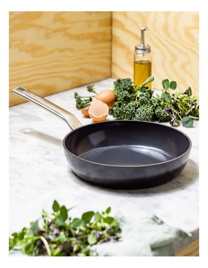 Evolution Frypan 24cm in Black image 4