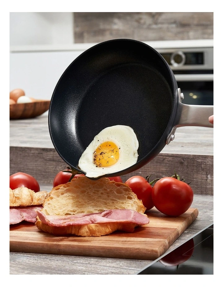 Ultimate Pro Frying Pan with spout 20cm in Black image 4