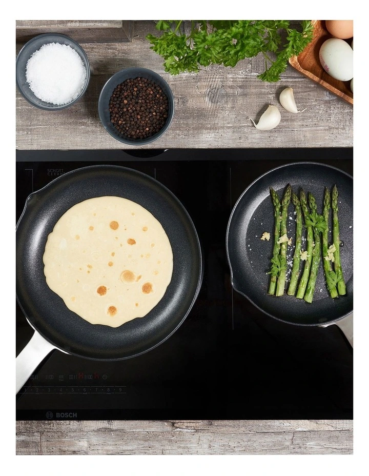 Ultimate Pro Frying Pan with spout 20cm in Black image 5