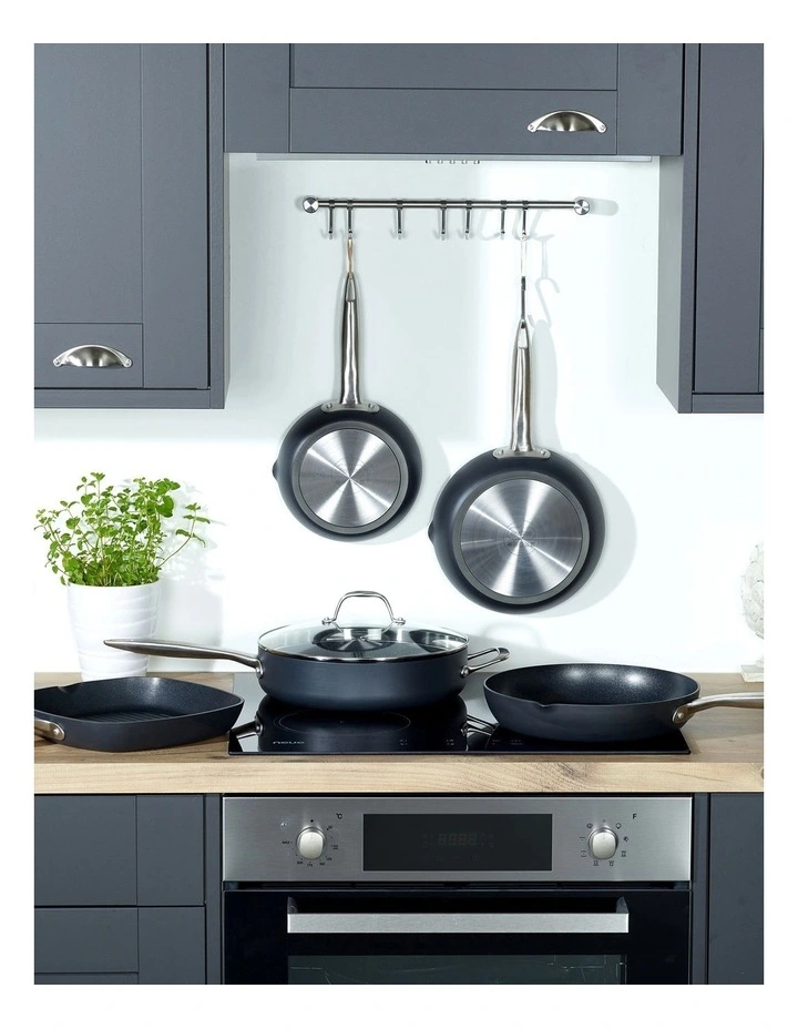 Ultimate Pro Frying Pan with spout 20cm in Black image 6