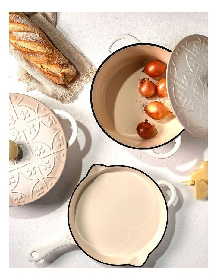 Fleur de Lis Saut Pan with Lid 28cm 5.0L in Cream image 4