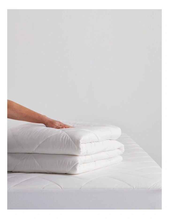 Cool Australian Wool Cotton Quilt in White image 3
