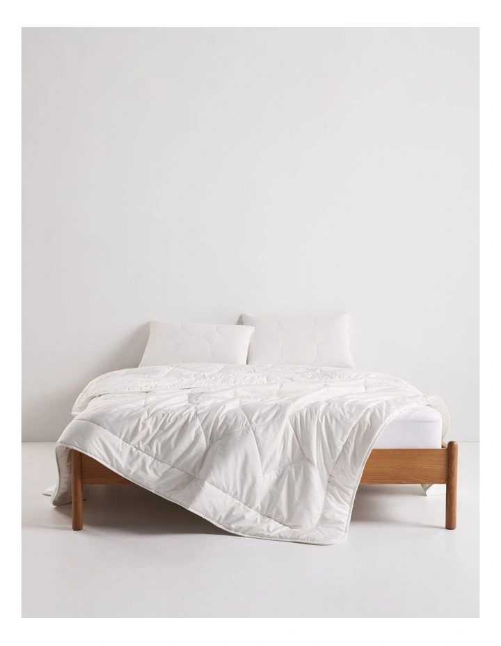Cool Australian Wool Cotton Quilt in White image 4