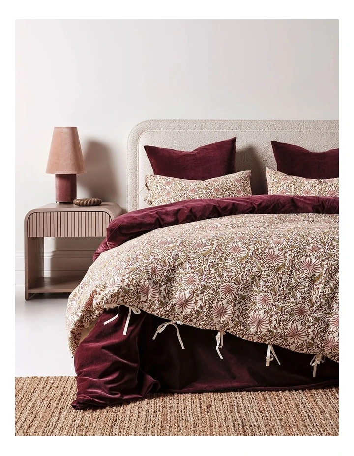 Oasis Quilt Cover in Mulberry image 3