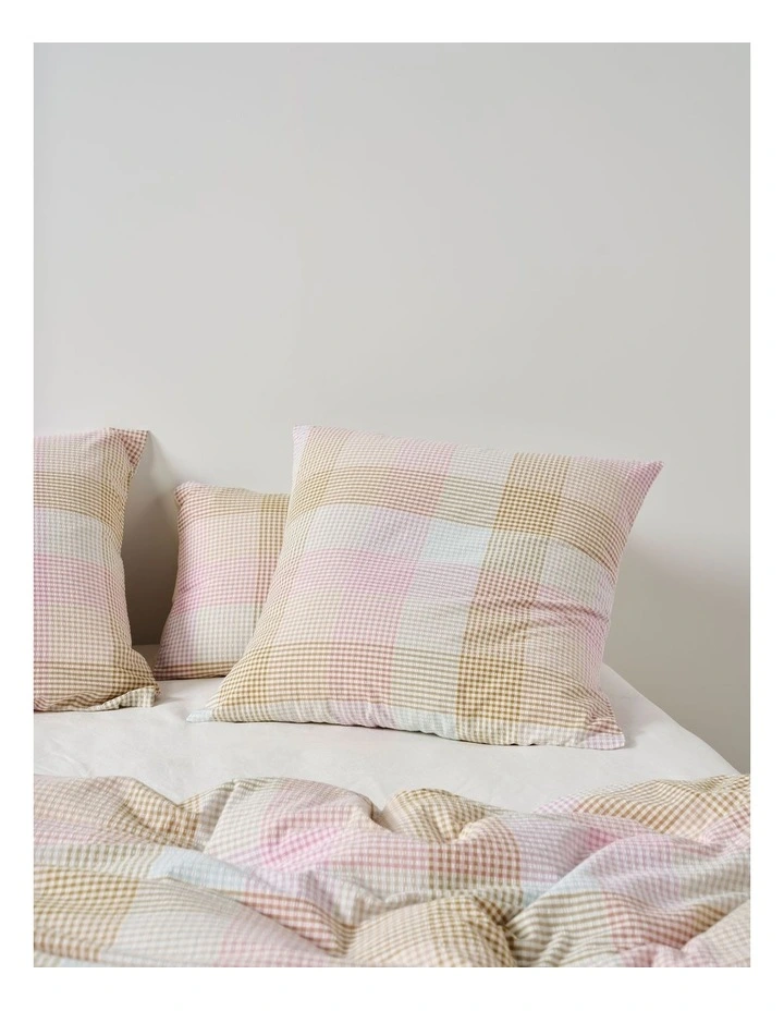 Bloomfield Quilt Cover Set in Pink image 4