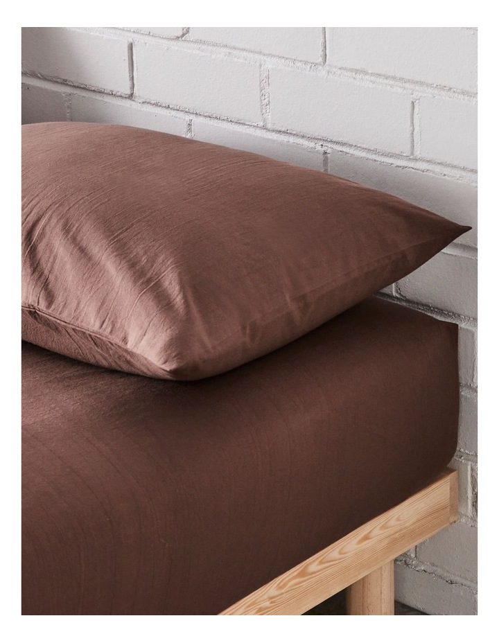 Stonewashed Cotton Fitted Sheet in Milk Chocolate image 2