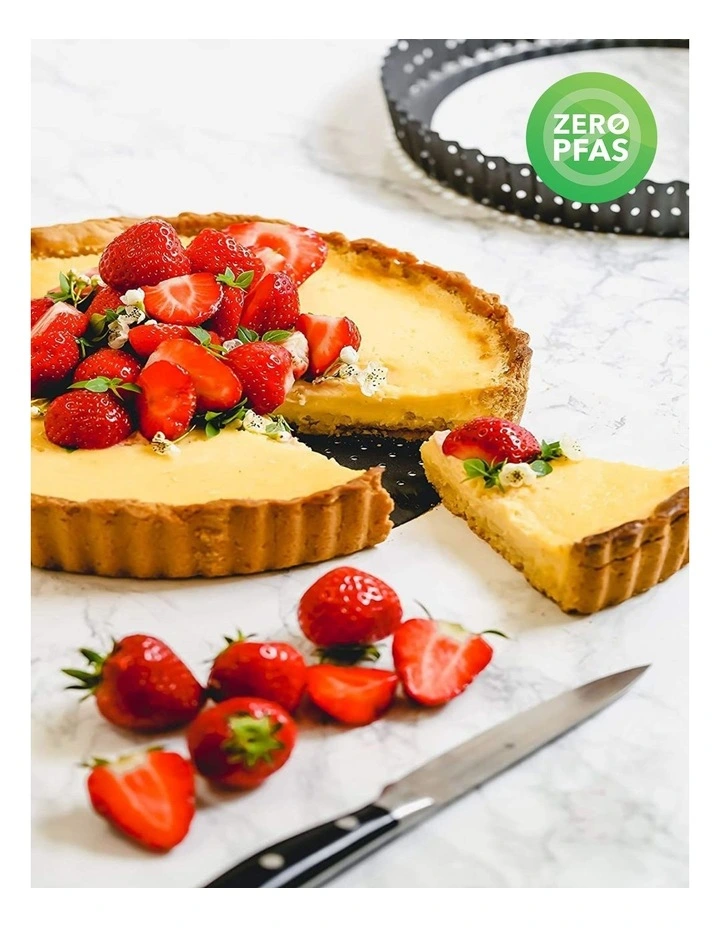 Crusty Bake Loose Base Round Flan/Quiche Pan 25cm in Carbon image 5