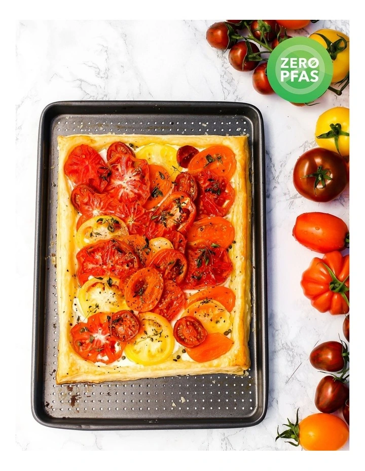 Crusty Bake Baking Tray 39.5x27cm in Carbon image 5