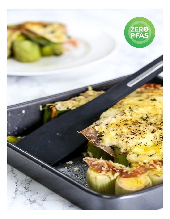 Heavy Base 23cm Square Bake Pan Carbon image 3