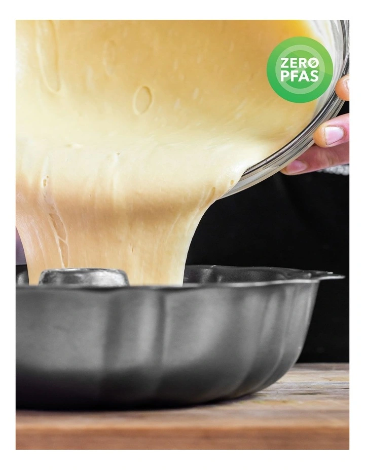 Heavy Base Fluted Ring Cake Pan 25cm in Carbon image 3