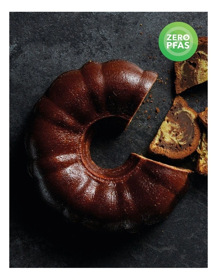 Heavy Base Fluted Ring Cake Pan 25cm in Carbon image 4