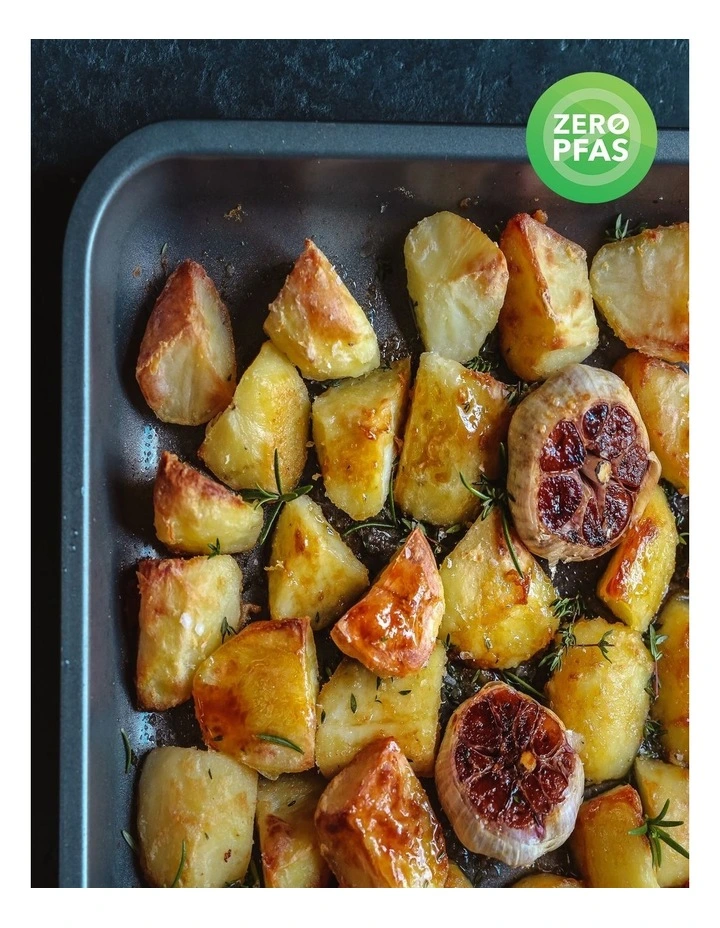 Heavy Base 34x26cm Medium Deep Roasting Pan in Carbon image 5