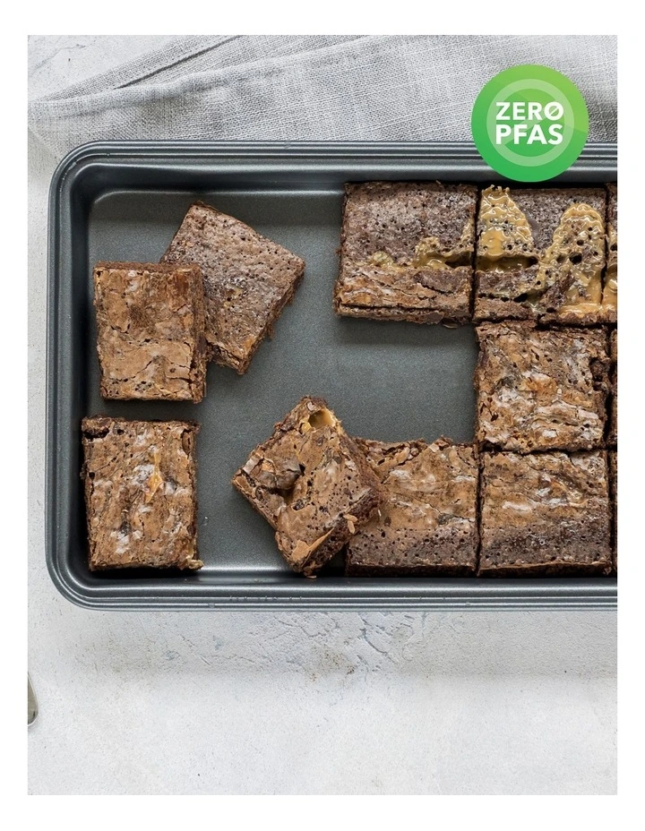 Heavy Base Brownie Pan 34x20cm in Carbon image 3