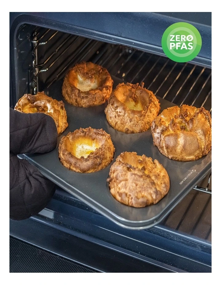Heavy Base 6-Cup American Muffin Pan in Carbon image 4