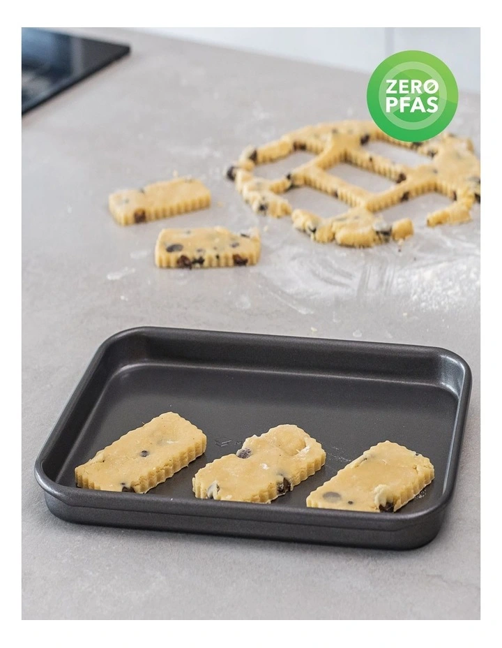 Heavy Base Baking Tray 24x18cm in Carbon image 3