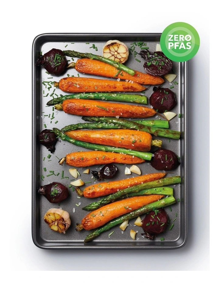 Heavy Base Baking Tray 24x18cm in Carbon image 4