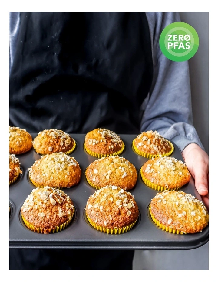 Heavy Base Muffin/Cupcake Pan 12-Cup in Carbon image 6