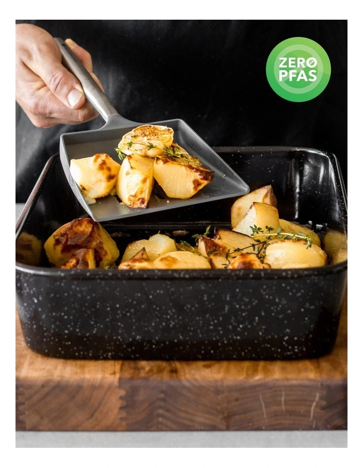 Pro Vitreous Enamel Roasting Pan 40x28cm in Carbon image 3