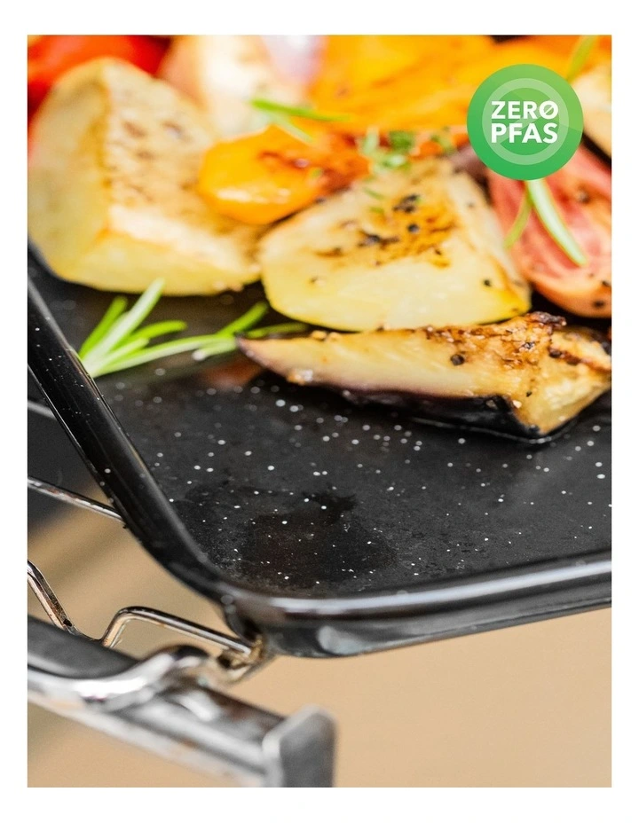 Pro Vitreous Enamel Baking Tray 39x27cm in Carbon image 3