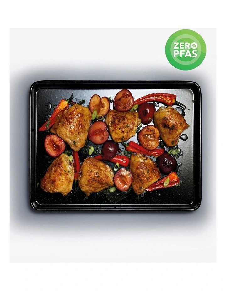 Pro Vitreous Enamel Baking Tray 39x27cm in Carbon image 5