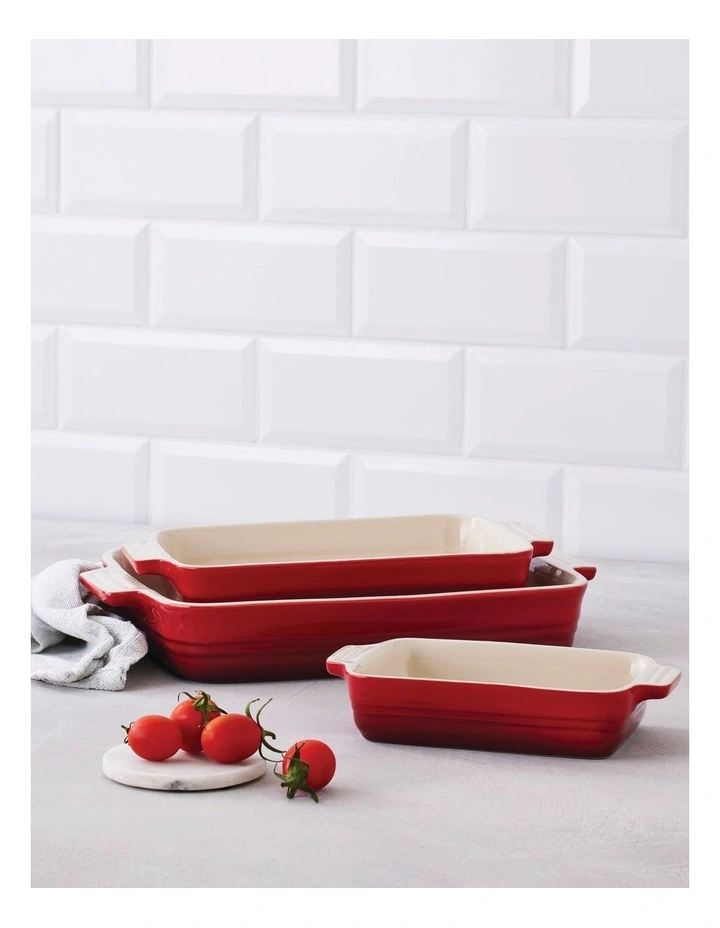 Classic Rectangular Dishes 18/25/32cm in Cerise image 3