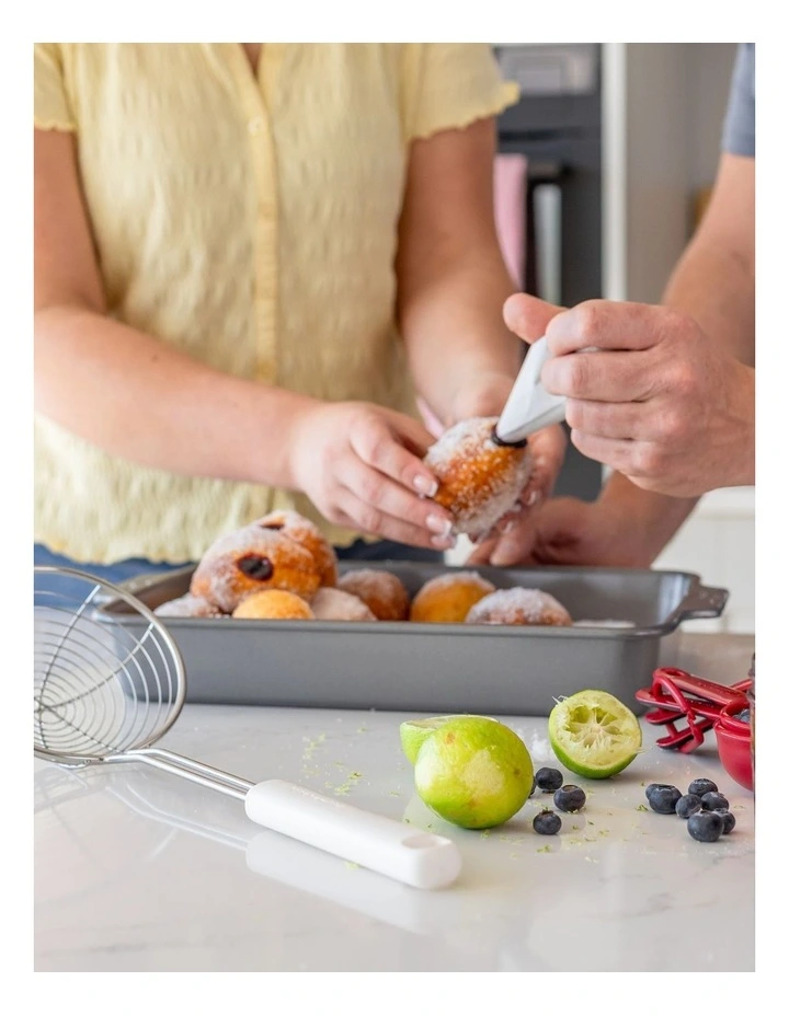 Wire Strainer in Porcelain image 3