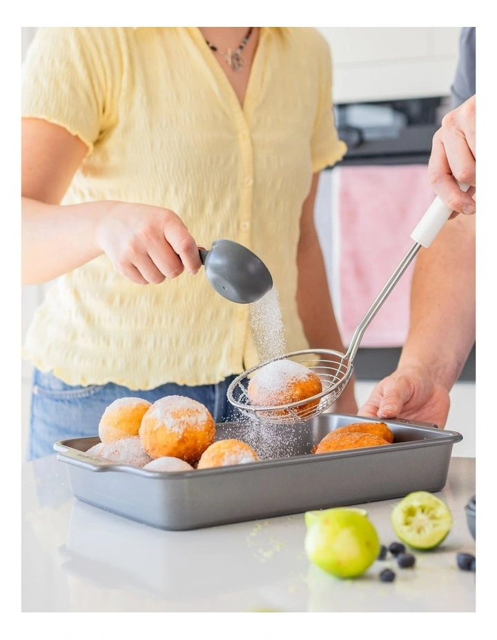 Wire Strainer in Porcelain image 4
