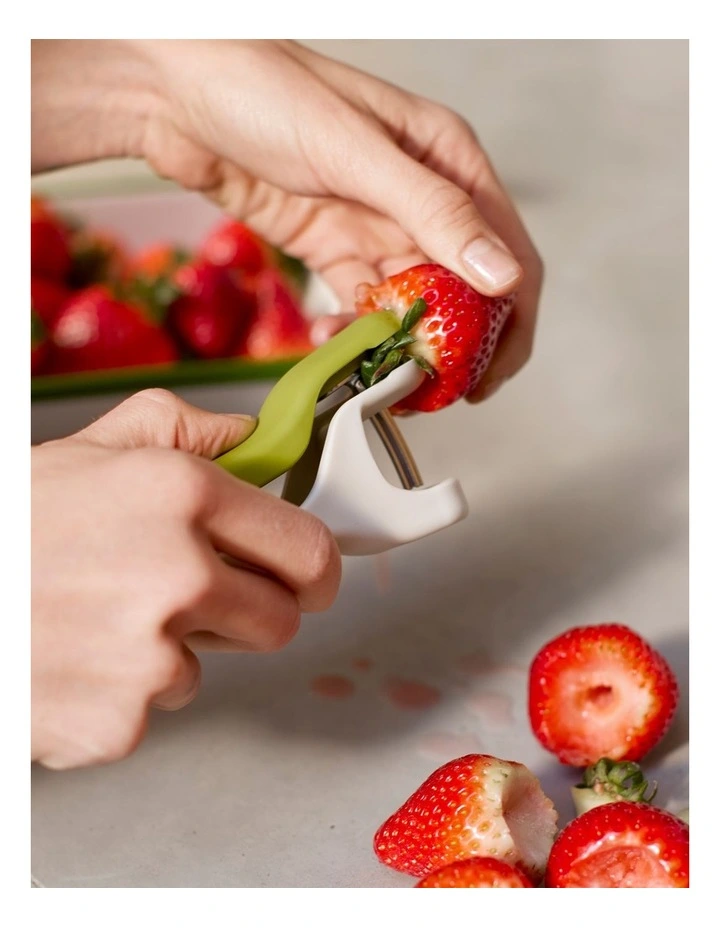 Tweezy 2-in-1 Pitter And Huller in Green image 3