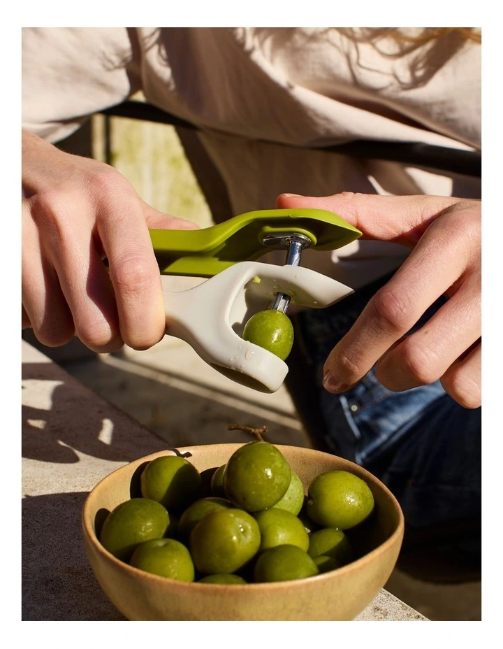 Tweezy 2-in-1 Pitter And Huller in Green image 4