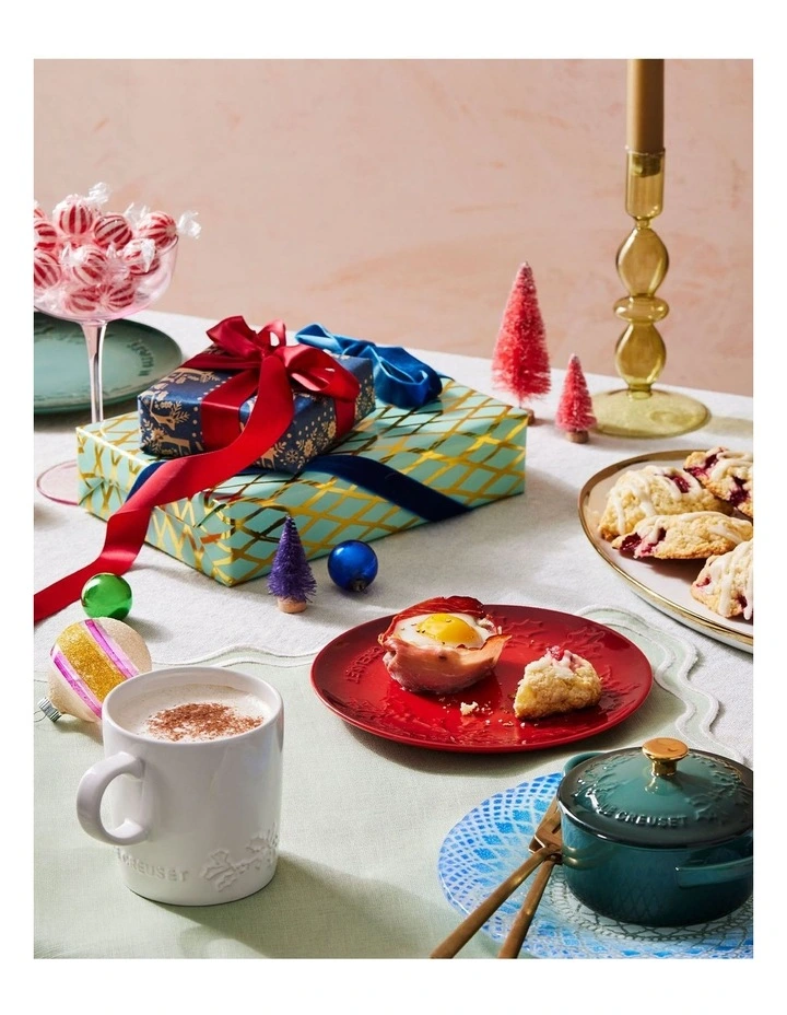 London Holly Relief Coffee Mug 350ml 4C in White image 7