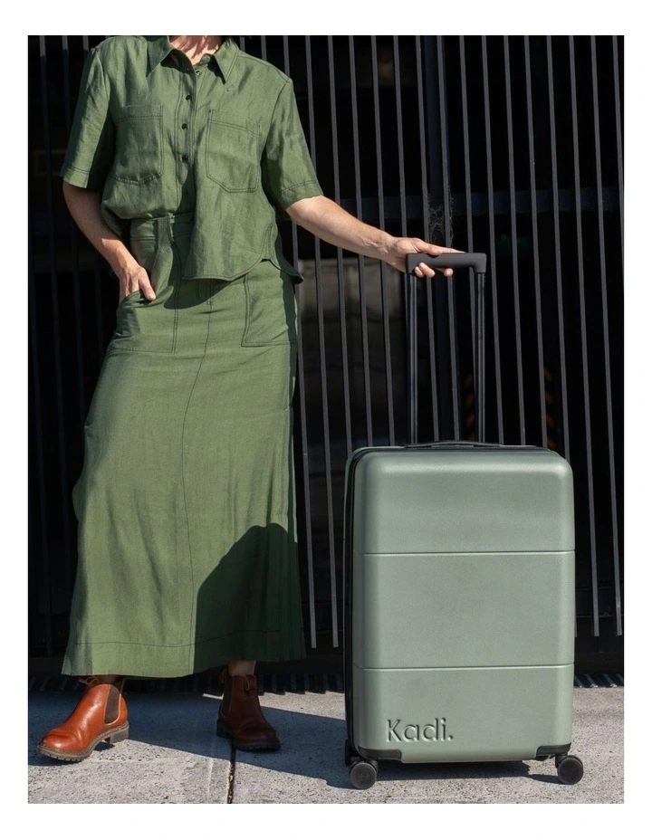 Medium Check-in Suitcase 66.5cm in Olive image 2