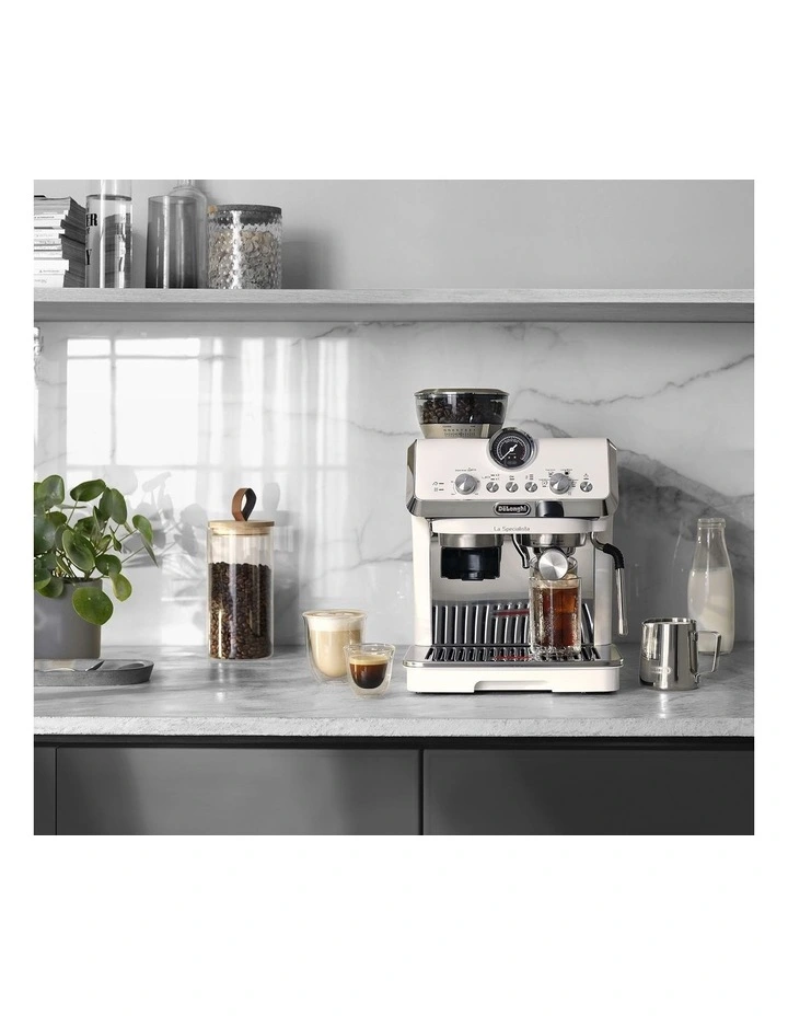 La Specialista Arte Evo with Cold Brew Coffee Machine in White EC9255W2 image 4