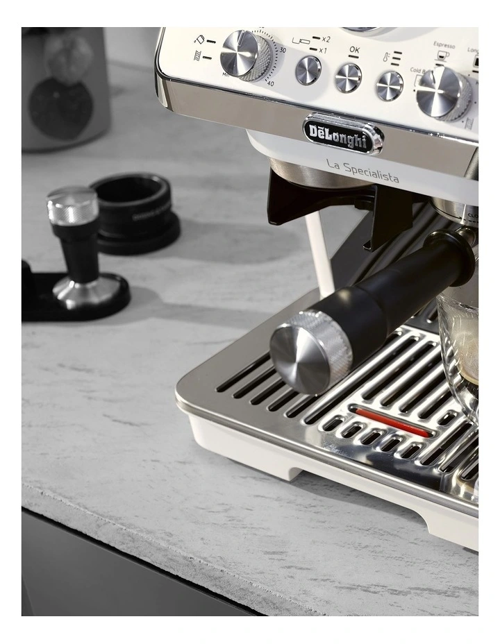 La Specialista Arte Evo with Cold Brew Coffee Machine in White EC9255W2 image 5