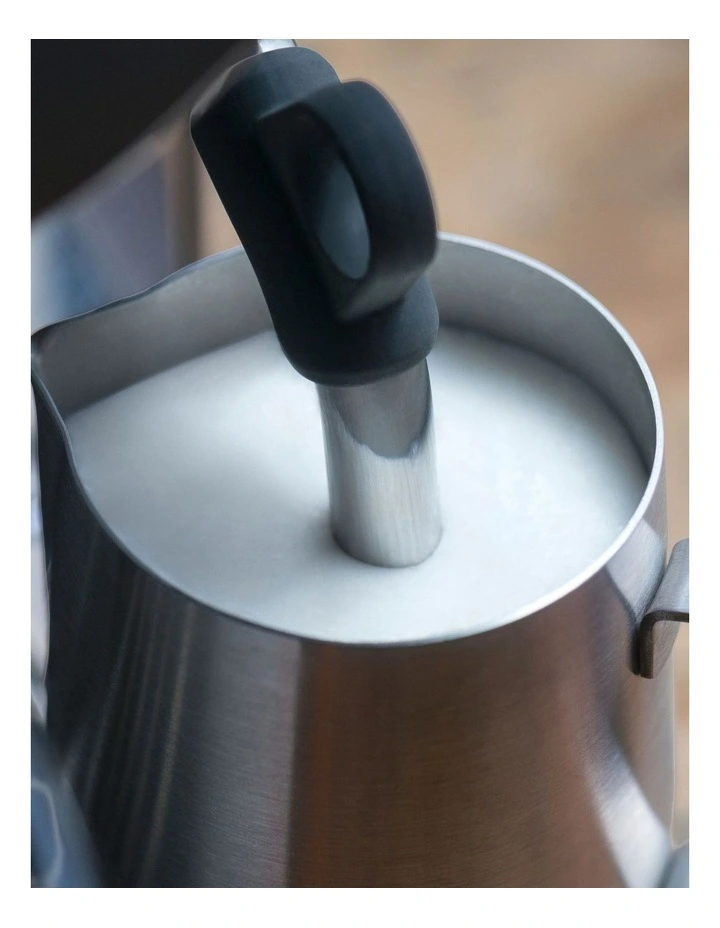 The Barista Touch Coffee Machine in Black Stainless Steel BES880BST4JAN1 image 4