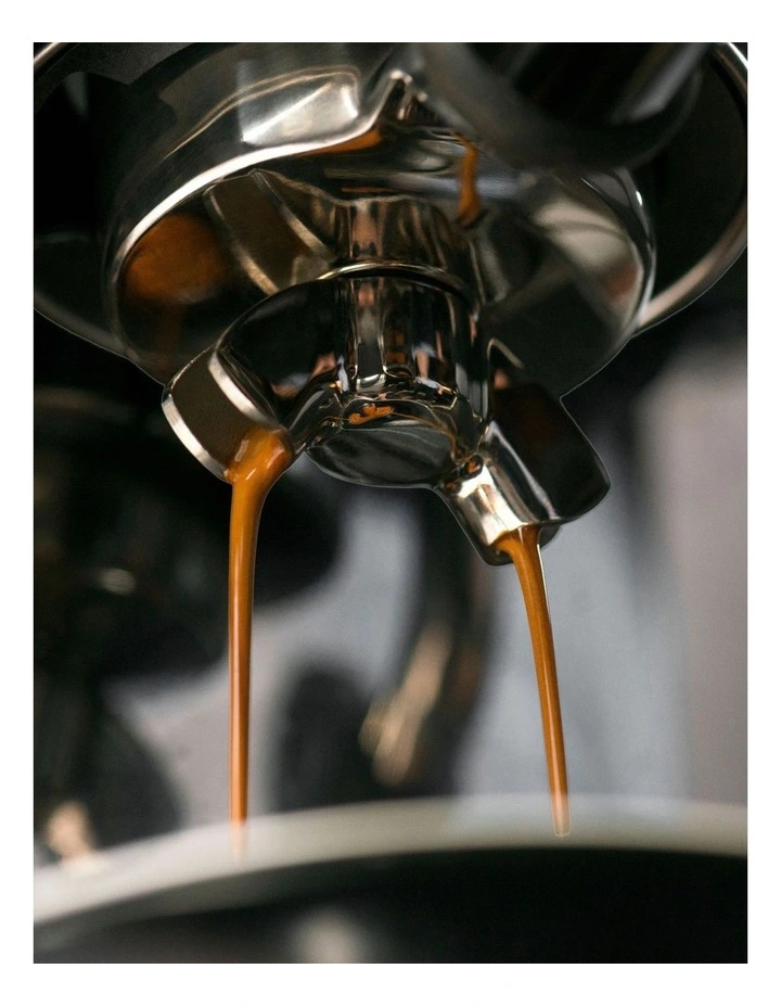 The Barista Touch Coffee Machine in Black Stainless Steel BES880BST4JAN1 image 5