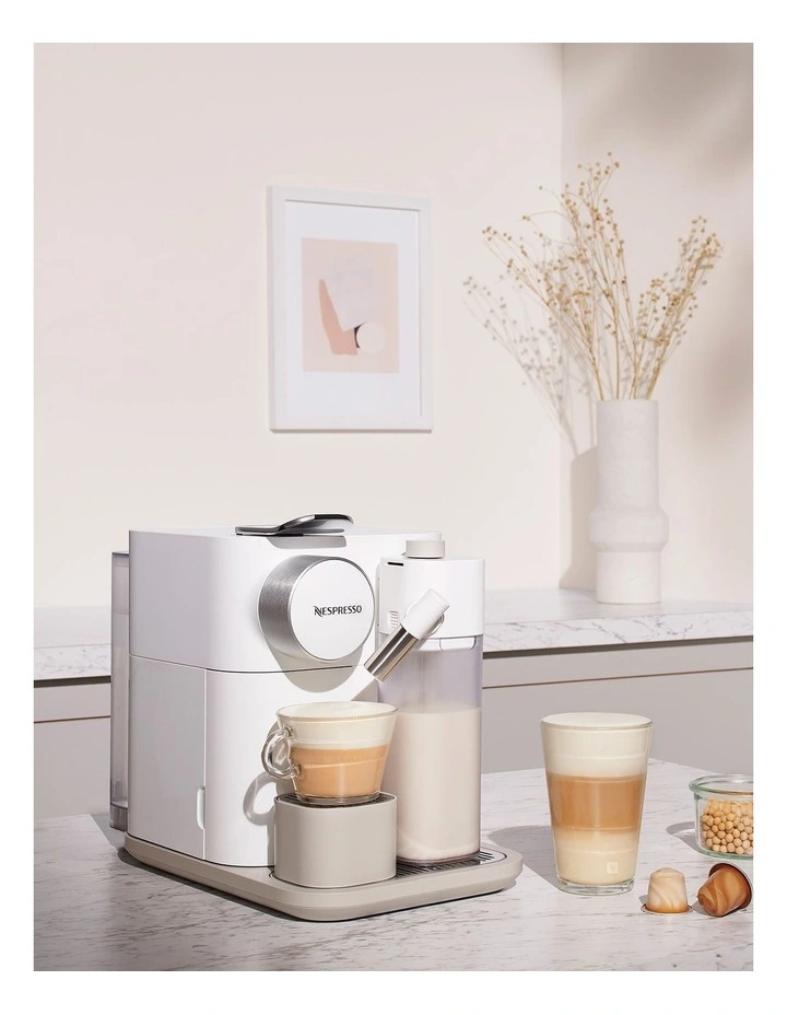 Gran Lattissima Automatic Capsule Coffee Machine in White EN640W image 2