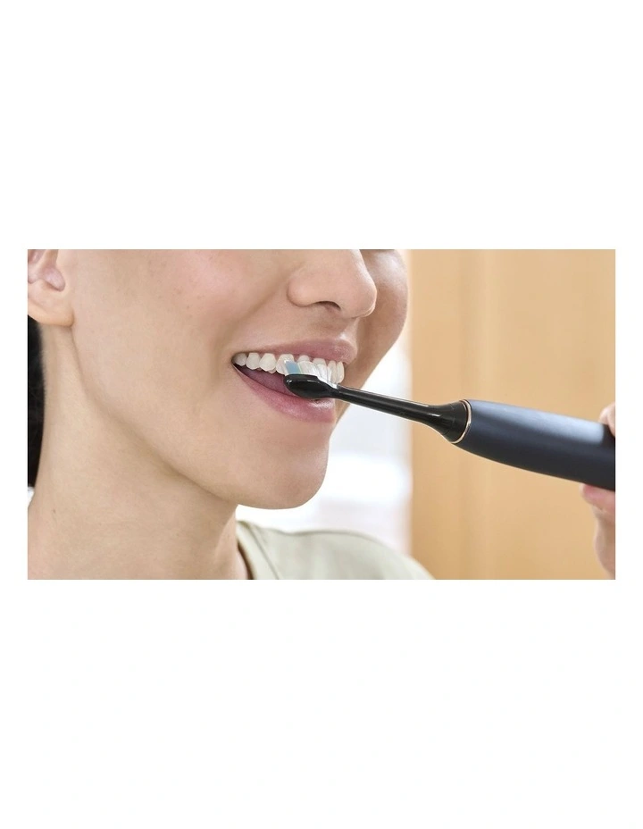 Sonicare W2 Optimal Brush Head 4 Pack HX6064/91 in Black image 2