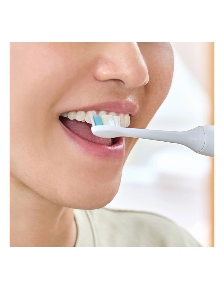 Sonicare W2 Optimal Brush Head 2 Pack HX6062/14 in White image 2