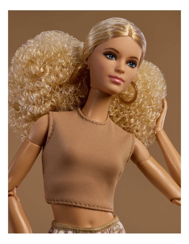 Basics Model 07 Doll image 3