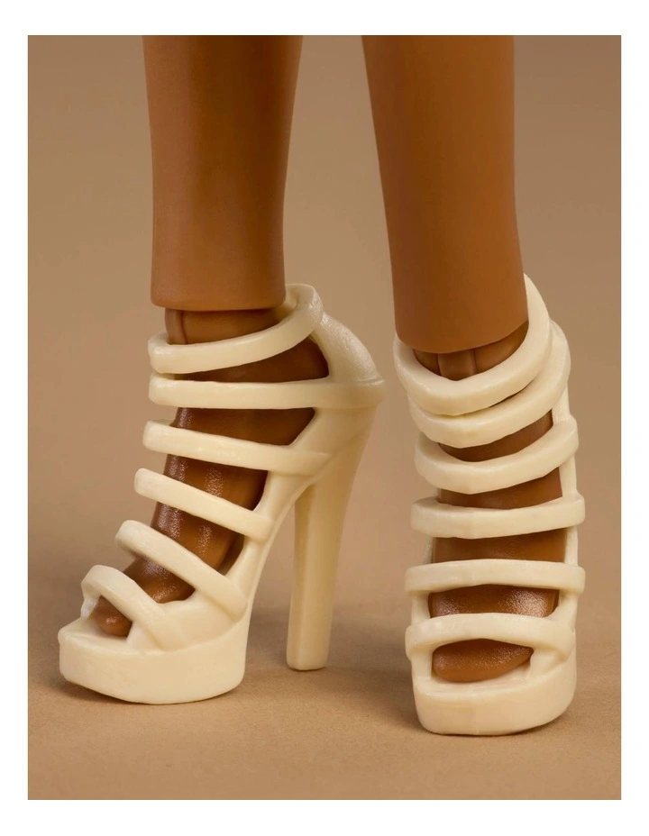 Basics Model 08 Doll image 5