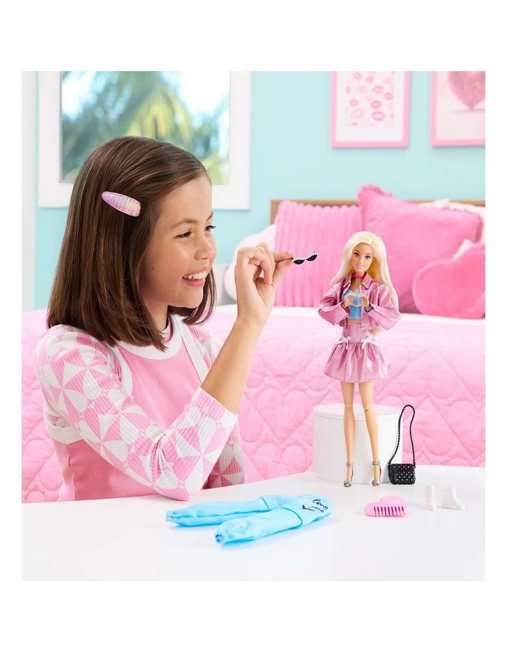 Barbie Deluxe Style Doll with 4 Fashions image 3