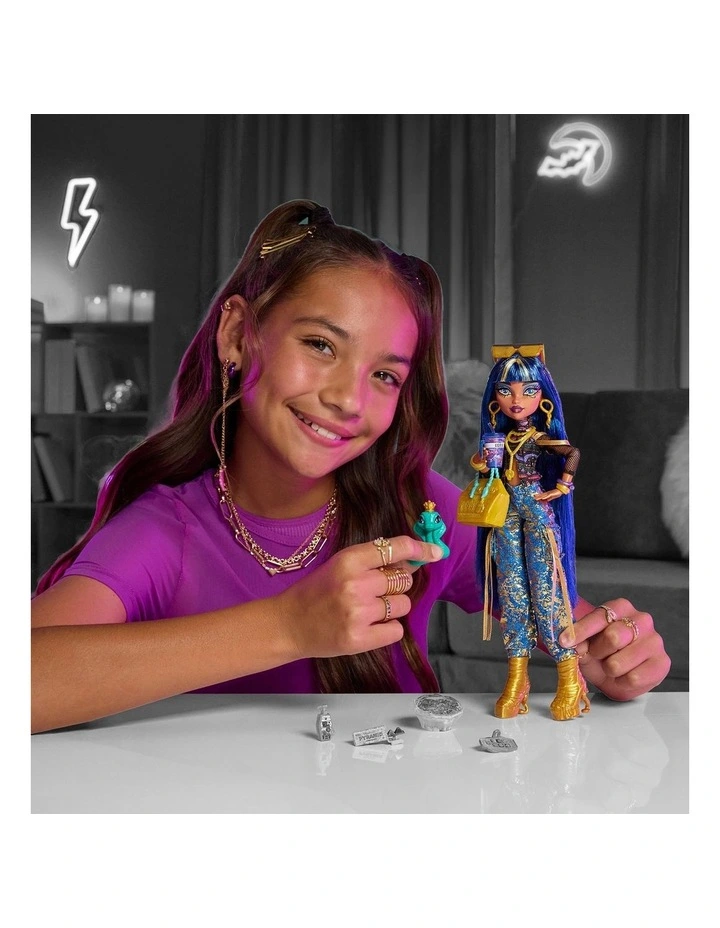 Monster High Cleo De Nile Fashion Doll in Cargo Pants with Pet Hissette and 7 Accessories image 3