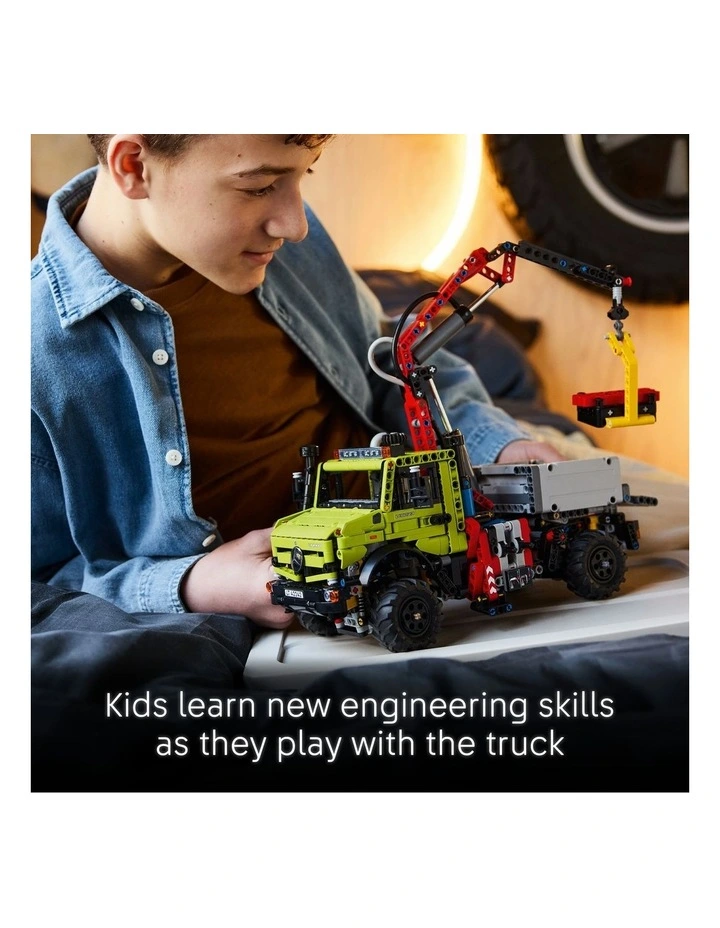 Technic Mercedes-Benz Unimog U 5023 with Crane Model Building 42242 image 4