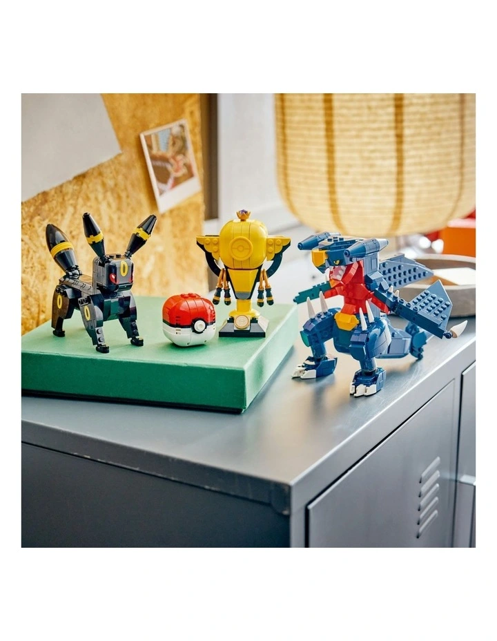 PRE-ORDER Pokémon SMART Play: Umbreon vs. Garchomp Championship Battle 72165 image 5